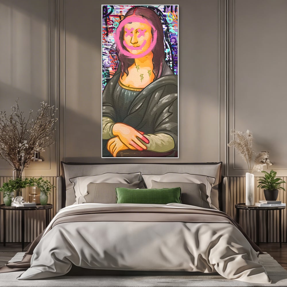 Tablou canvas cu tablou canvas cu mona lisa pop art, in rama de aluminiu argintiu, pe perete intr-un dormitor